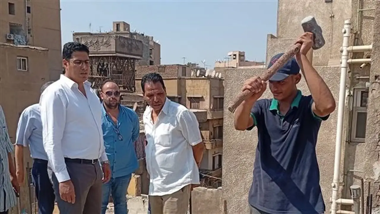نائب محافظ القاهرة يشرف على إزالة دور مخالف في حي باب الشعرية