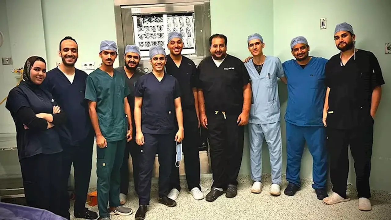 إنقاذ مريضة شلل رباعي عبر جراحة لاستئصال ورم بالفقرة العنقية في مستشفى زايد التخصصي