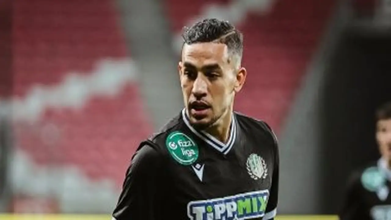 أحمد نذير بن بوعلي يصل القاهرة لإتمام انتقاله إلى بيراميدز