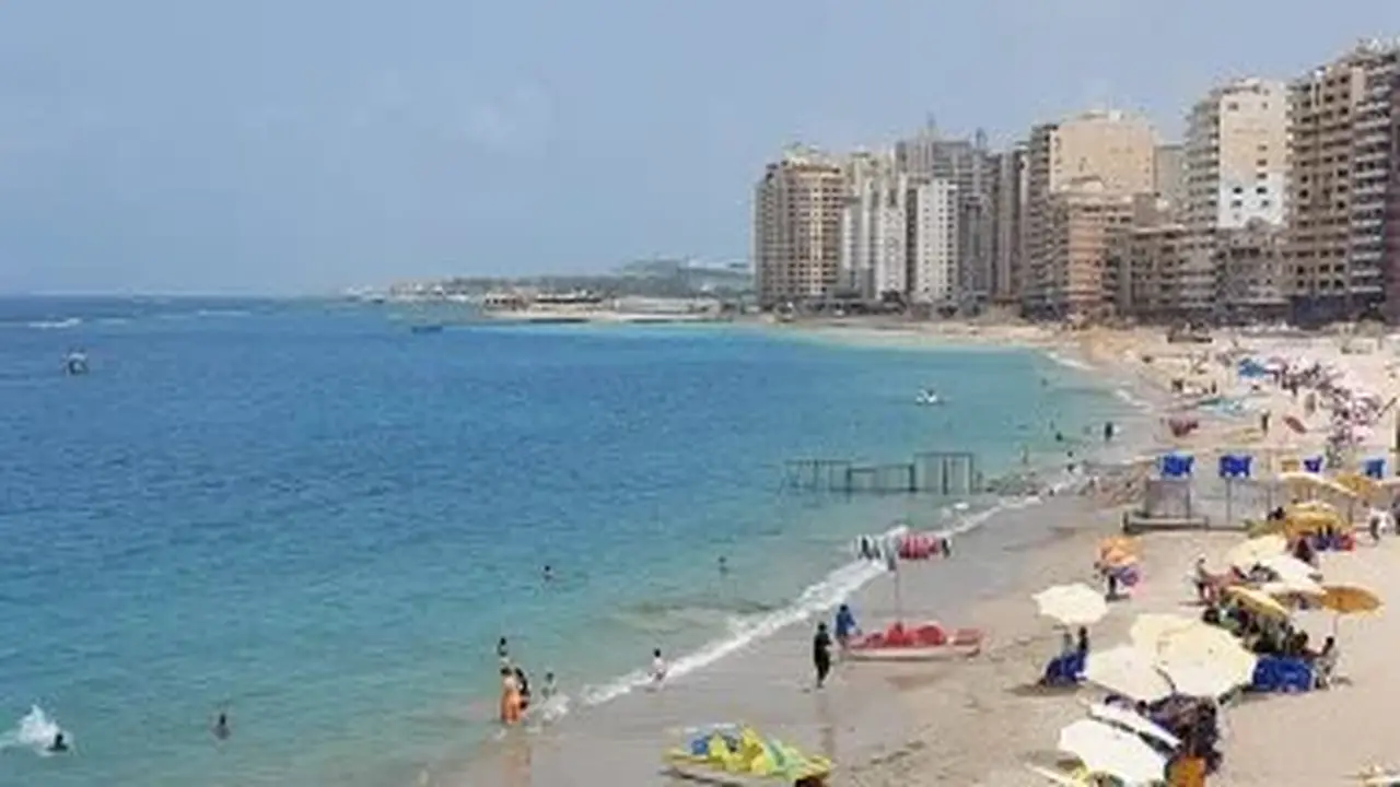 هيئة الشواطئ تكشف عن خطة لاستعادة شواطئ الإسكندرية بعرض 50 متراً