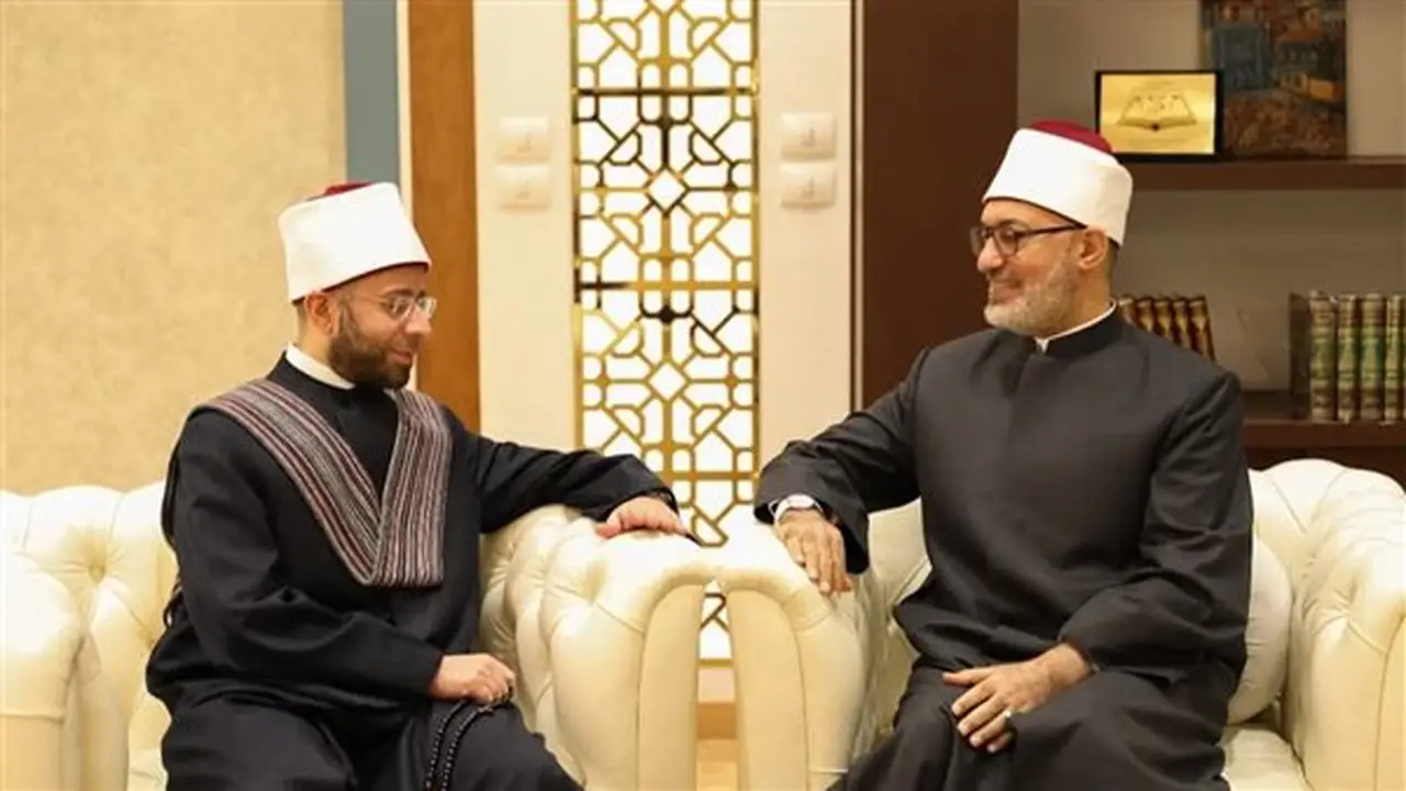 وزير الأوقاف يزور مفتي الجمهورية للاطمئنان على صحته