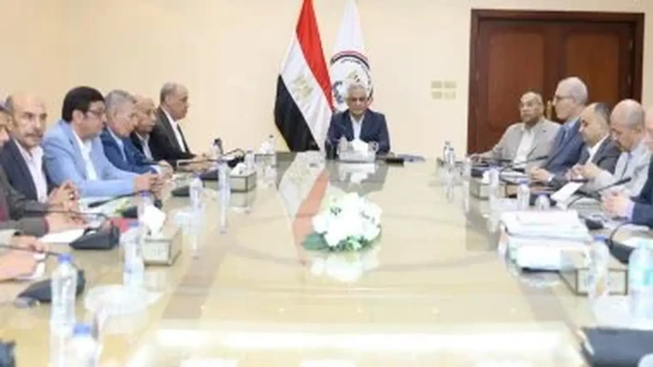 وزير الإنتاج الحربي يناقش مستجدات الإنتاج وخطط تطوير الشركات التابعة