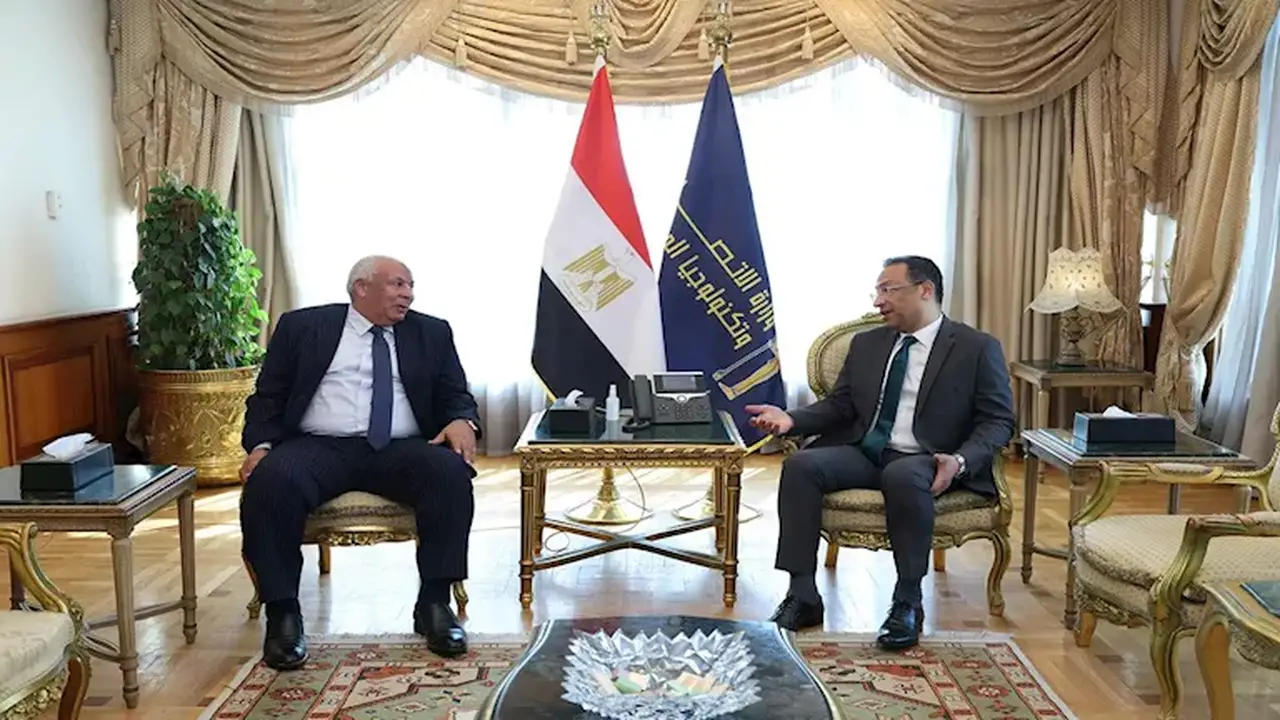 وزير الاتصالات يناقش مع محافظ مطروح مشروعات الاتصالات والتكنولوجيا بالمحافظة