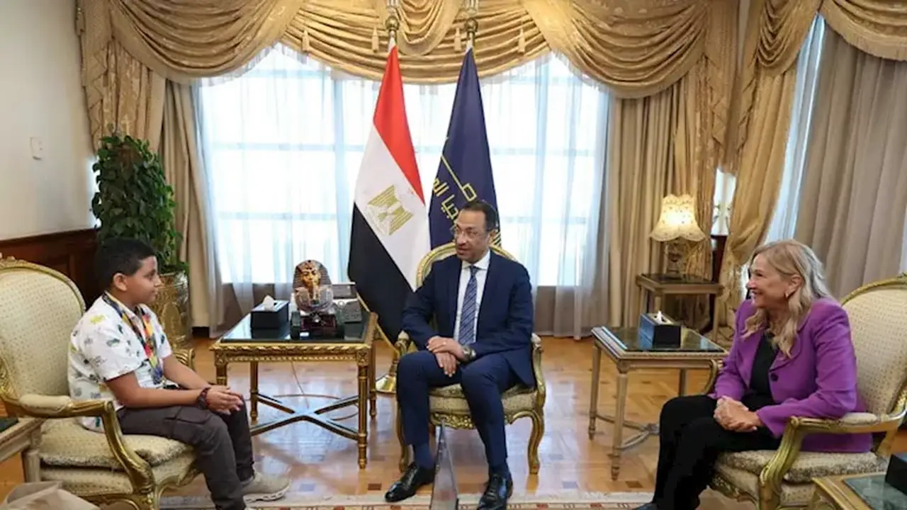 تكريم وزير الاتصالات للطفل مارتيروس مينا لتميزه في البرمجة والروبوتات