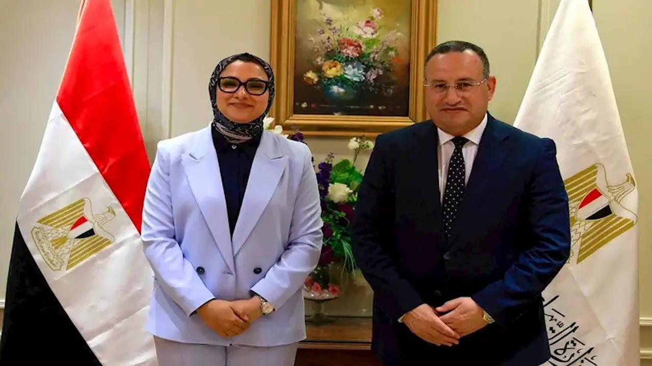 وزير التعليم العالي يناقش إنشاء المستشفى الجامعي وتشغيل المعهد العالي في الوادي الجديد