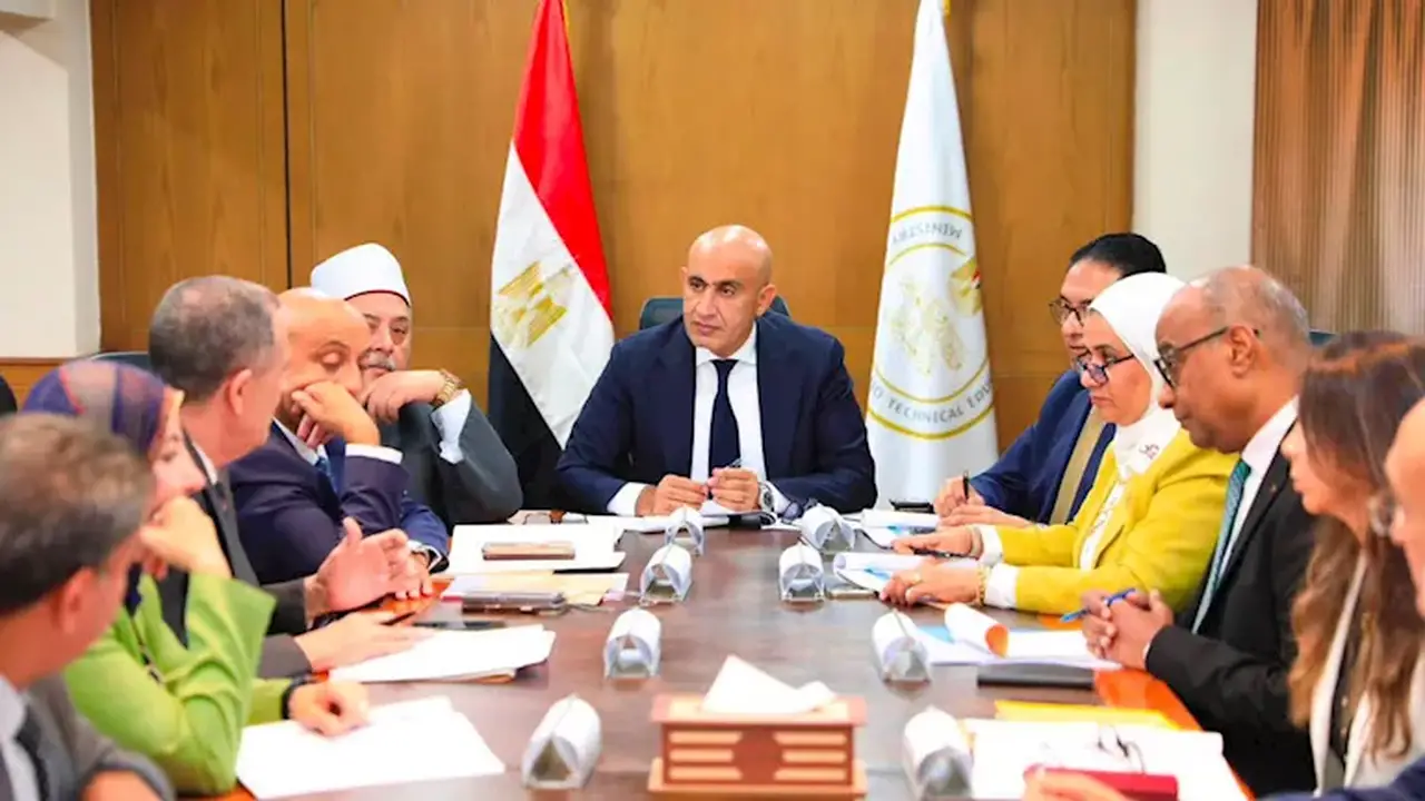 وزير التعليم يوضح إمكانية الجمع بين مسارين في البكالوريا المصرية