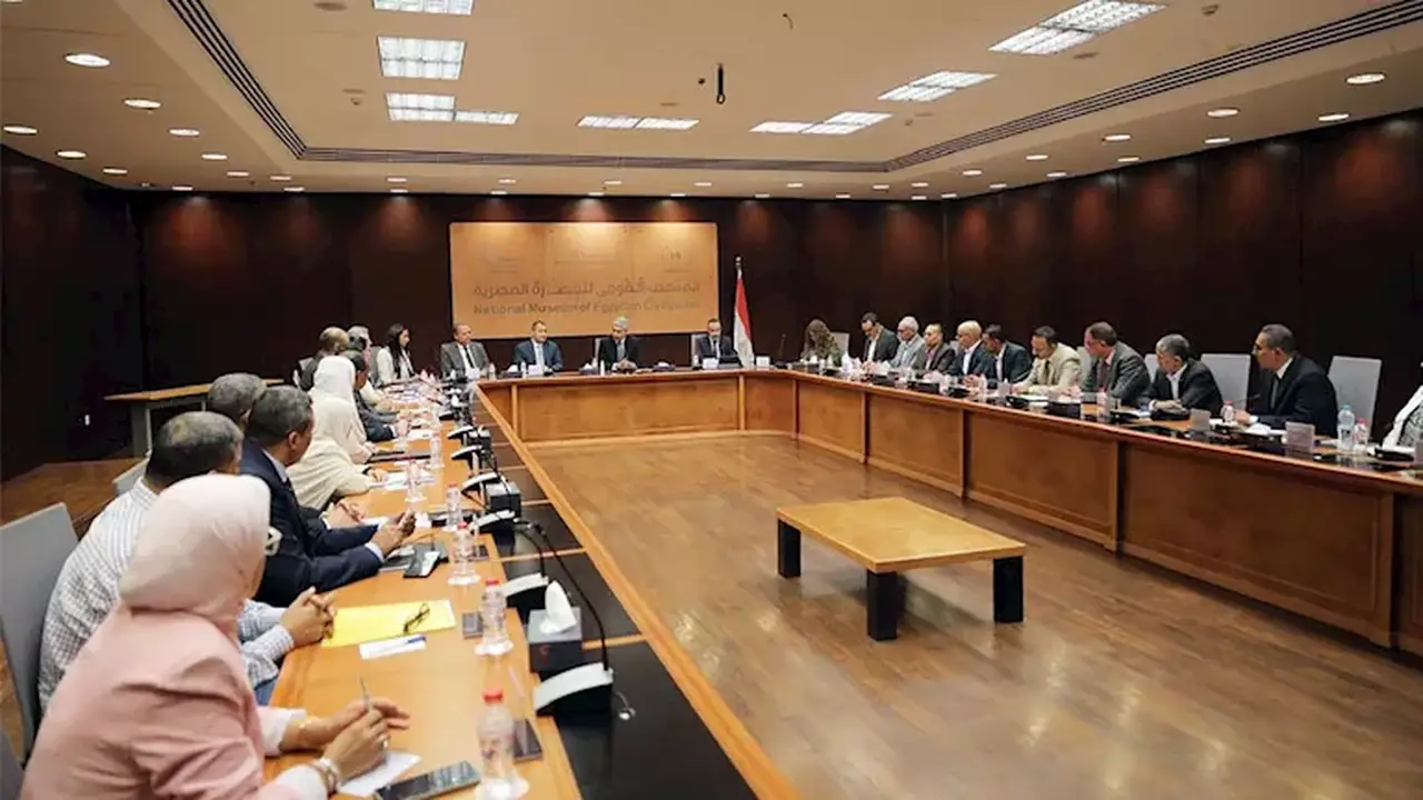 اجتماع موسع لوزير السياحة مع قيادات المجلس الأعلى للآثار لمناقشة التحديات والفرص