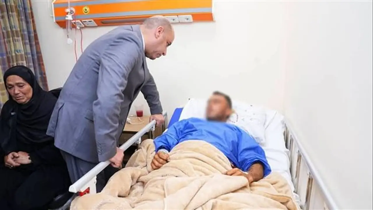 وزير العمل يتفقد حالات مصابي حادث التصادم في الدواويس