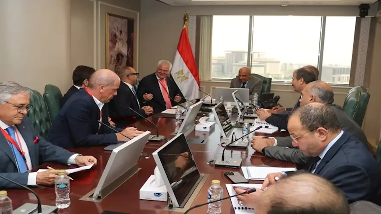 وزير الكهرباء يتابع تقدم مشروع محطات الطاقة الشمسية في سيناء