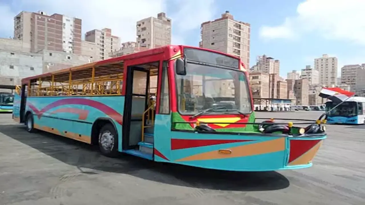 تحويل أتوبيس متهالك إلى طفطف سياحي يجوب الإسكندرية بـ 35 مقعدًا (صور)