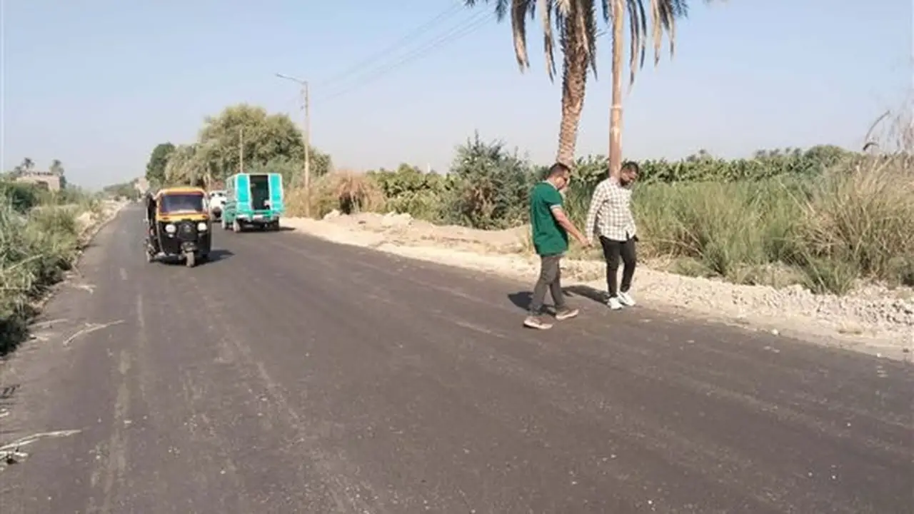 إنجاز رصف مدخل المراشدة في قنا لتحسين معيشة السكان